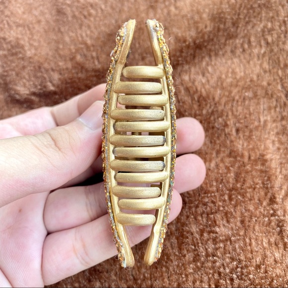 Beautiful Studded Golden Clip!❤️ - Picture 5 of 7
